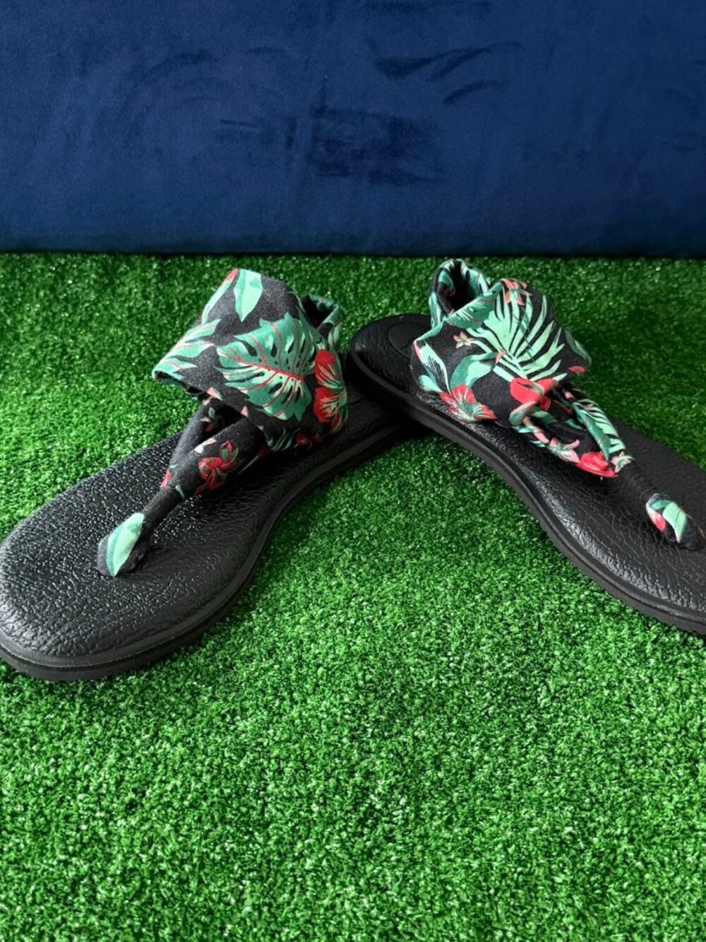 Sanuk Women's Yoga Mat Sling 2 Floral Palm Leaf Black Sling back Sandals Size 9